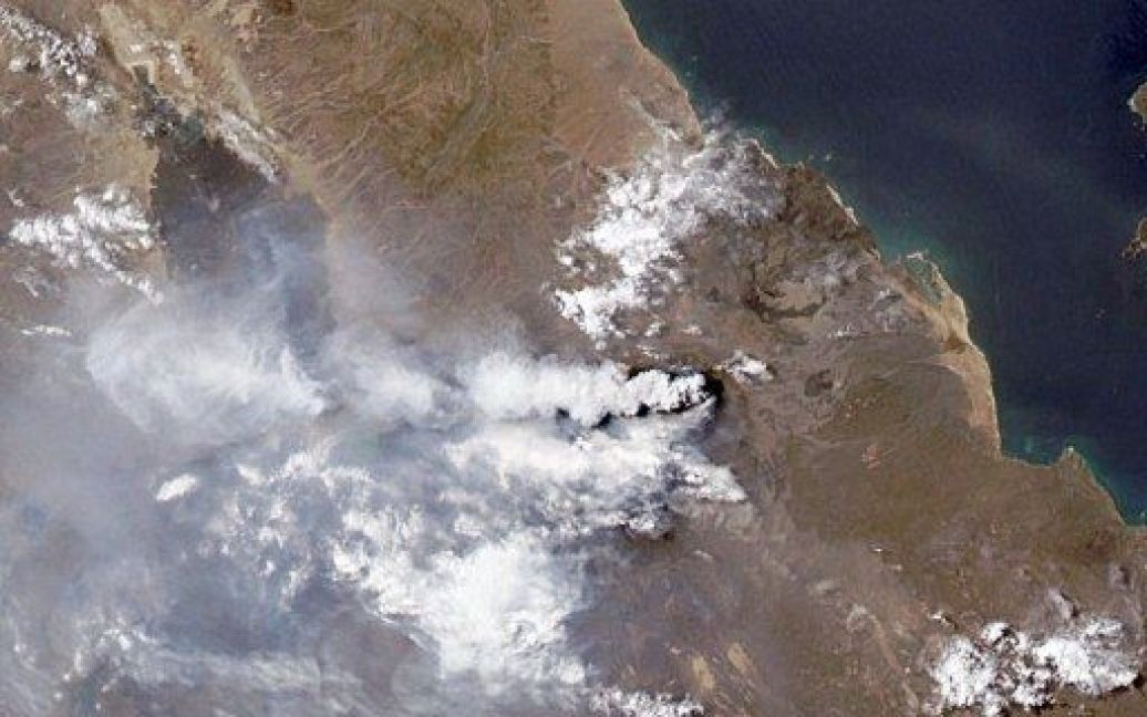 Американський супутник NASA "зазирнув" у жерло вулкана Набро в Еритреї, який почав вивергатися 13 червня / © AFP
