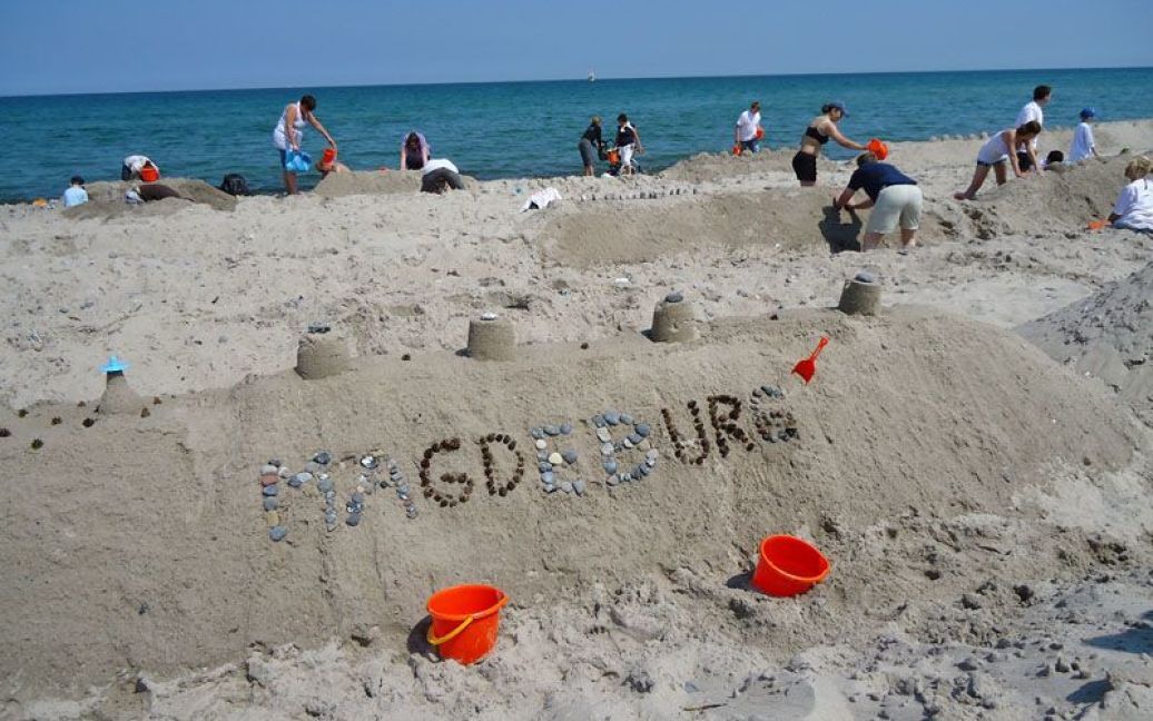 За кілька днів до початку основного будівництва художники з 7 країн звели величезні замки зі спеціально привезеного на пляж піску. / © extreme-insider.de