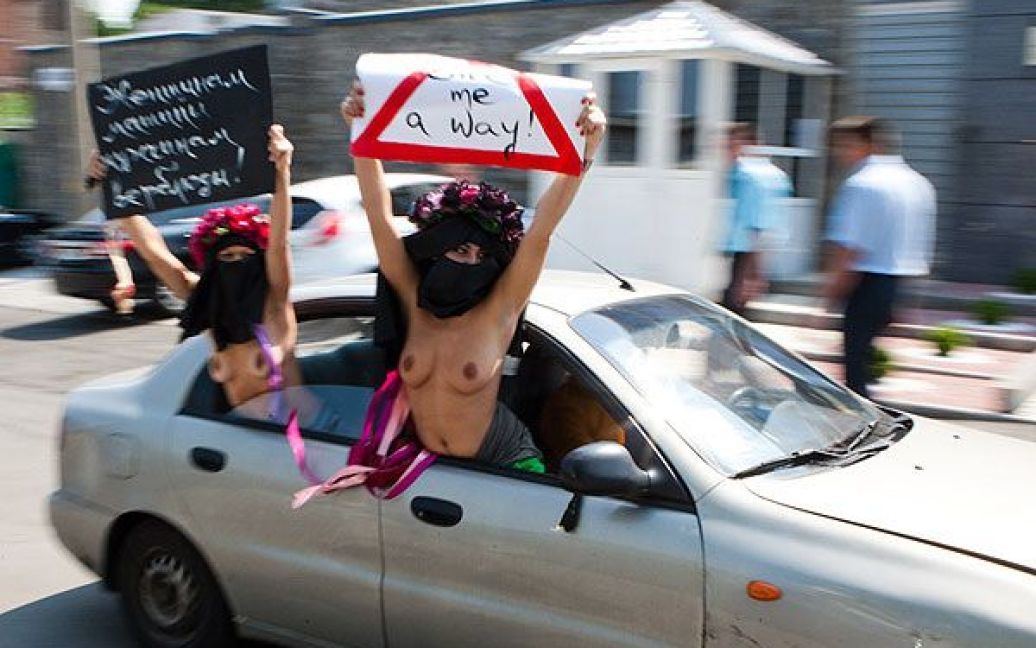 Жіночий рух FEMEN заблокував посольство Саудівської Аравії на знак солідарності з жінками, яким заборонили сідати за кермо автомобіля. / © Жіночий рух FEMEN