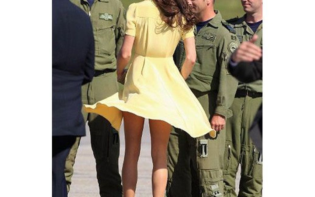 Канада, Калгарі. Кейт, герцогиня Кембриджська, спілкується з солдатами в аеропорту Калгарі. Британське королівське подружжя перебуває з першим спільним закордонним турне у Північній Америці. / © AFP