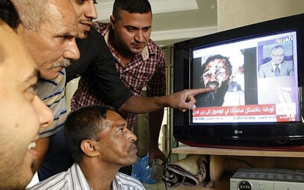 Ірак, Багдад. Іракці дивляться трансляцію новин на арабському супутниковому каналі новин "Аль-Арабія", який показує зображення нібито тіла лідера "Аль-Каїди" Усами бен Ладена. / © AFP
