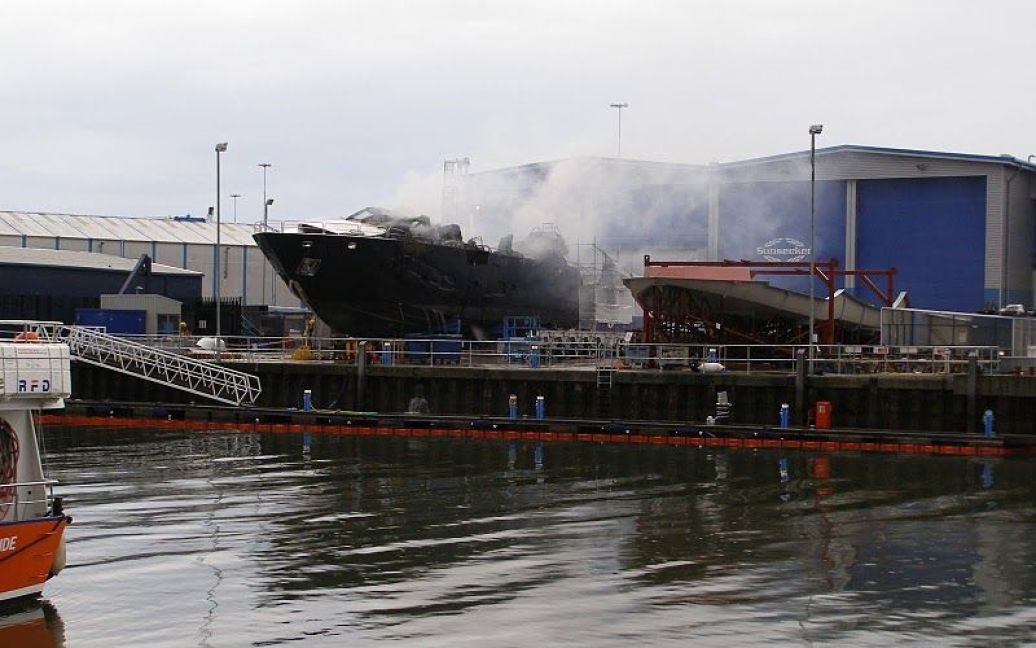 Знищене блискавкою судно було виготовлено легендарним британським виробником елітних яхт Sunseeker International. / © Picasaweb.google.com