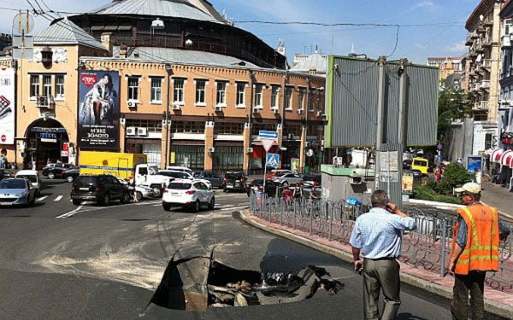 Через прорив труби біля Бесарабського ринку в центрі Києва утворився 4-метровий провал. / © Українська правда