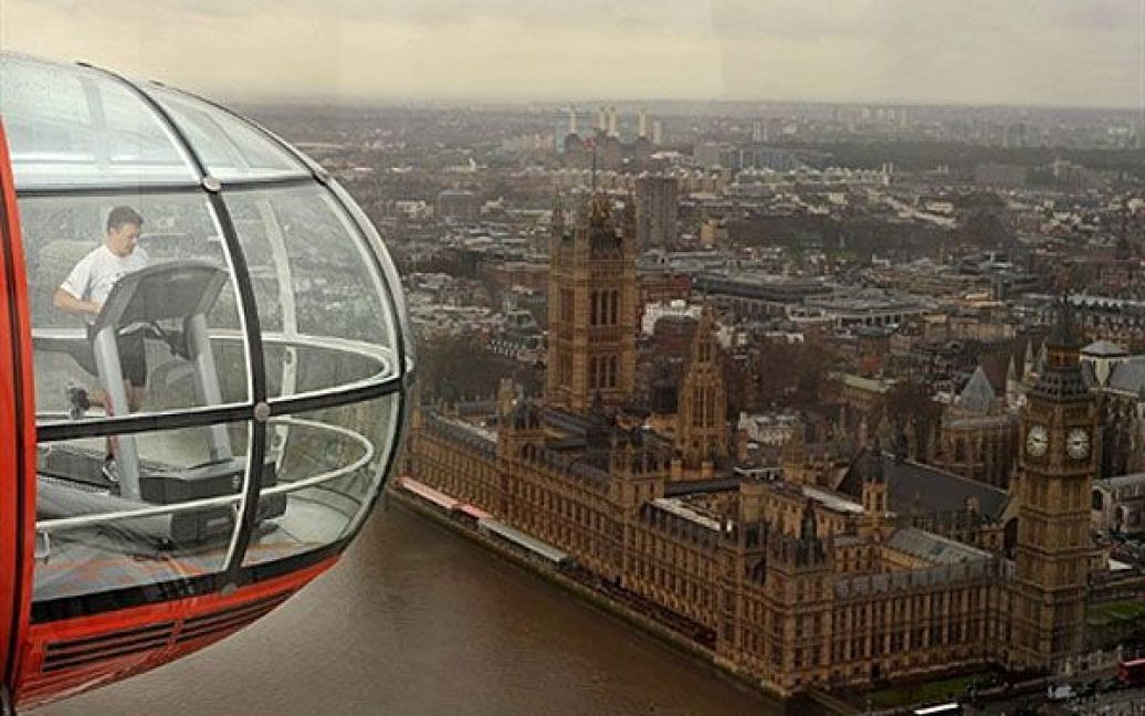Великобританія, Лондон. Ветеран-марафонець Ноель Бресланд намагається пробігти марафон (42,16 км) на біговій доріжці усередині капсули знаменитої вежі London Eye в центрі Лондона. / © AFP