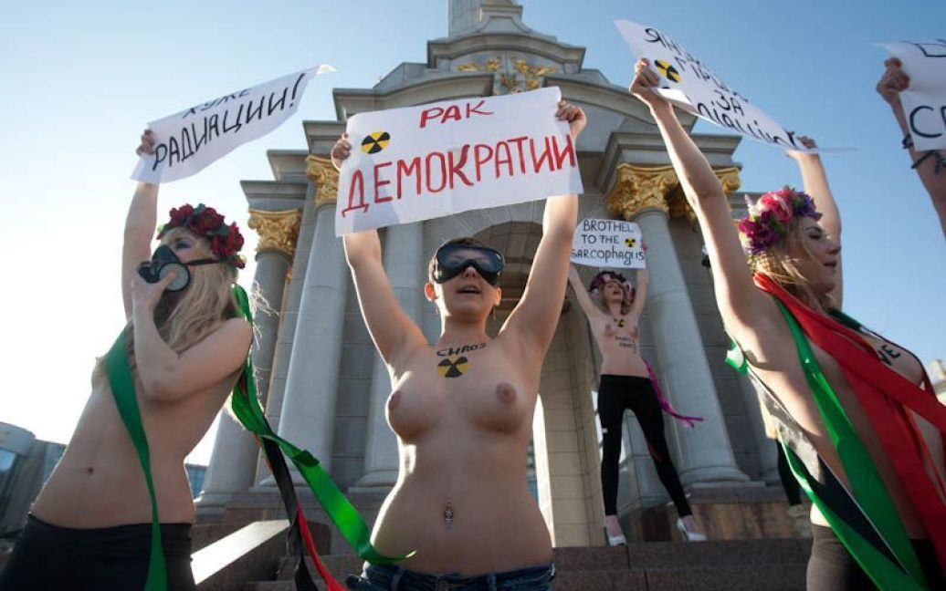 Акція FEMEN в центір Києва тривала недовго. / © femen.livejournal.com