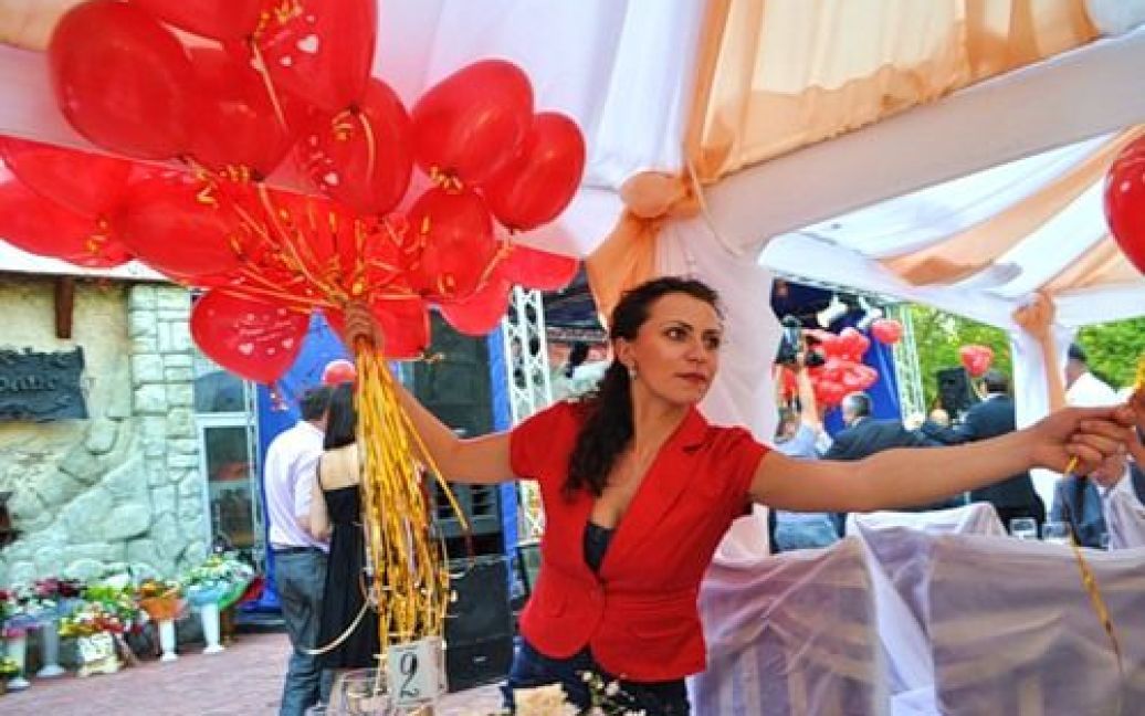 У заміському гольф-клубі Луганська "Тифліс" відбулось розкішне весілля Романа Ландика, сина народного депутата від ПР Володимира Ландика. / © Блог Станіслава Садальського
