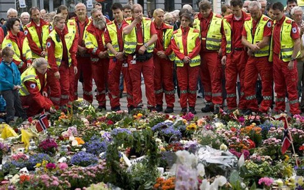 Норвегія, Осло. Фельдшери покладають квіти на імпровізований меморіал перед церквою Домкіркен в Осло. По всій Норвегії було оголошено хвилину мовчання, щоб вшанувати пам&rsquo;ять жертв подвійного теракту, в результаті якого загинули щонайменше 93 людини. / © AFP
