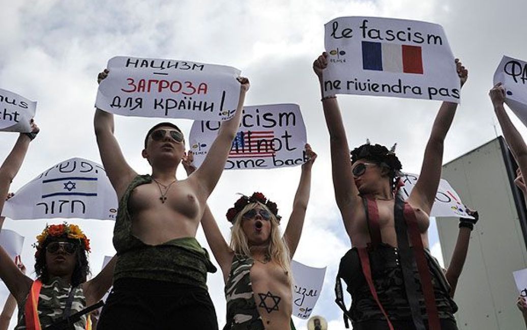 Рух FEMEN присвятив акцію "Фашизофренія" у Києві Міжнародному дню визволення в&#039;язнів фашистських концтаборів. / © Жіночий рух FEMEN
