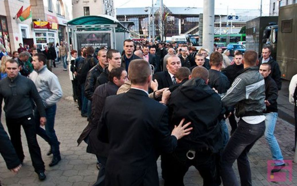 Правоохоронні органи затримували всіх, хто аплодував, без винятку, як літніх людей, так і молодих. / © Euroradio