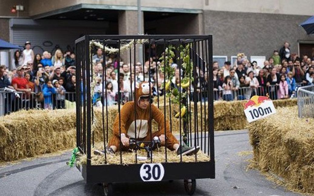 В Стокгольмі провели перегони на саморобних "мильницях" Stockholm Red Bull Soapbox 2011. / © AFP
