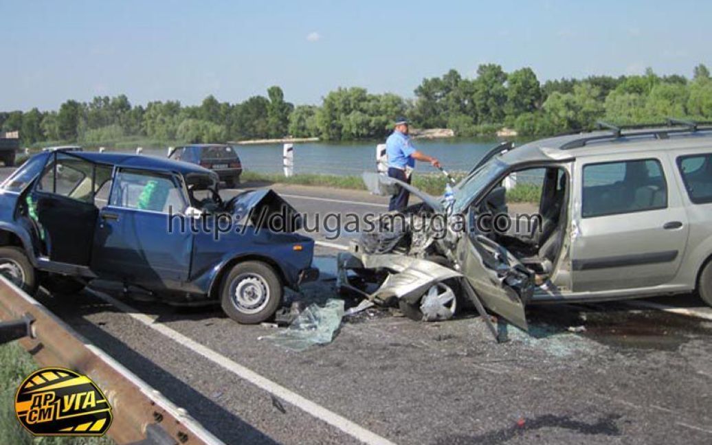 Водій ВАЗ-2107 та пасажир "Рено" загинули на місці пригоди. / © Друга Смуга