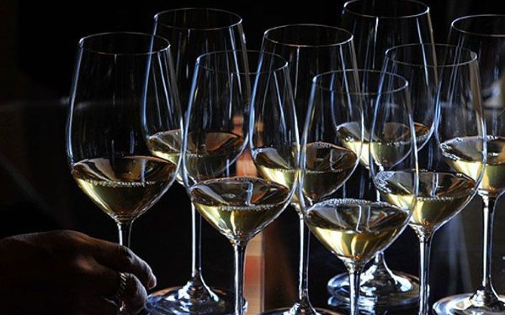 Франція, Санкт-Емільон. У Франції проходить ярмарок вин, коли протягом тижня винороби продають свіжий врожай вина та витримані вина, а клієнти можуть придбати їх за помірними цінами. / © AFP