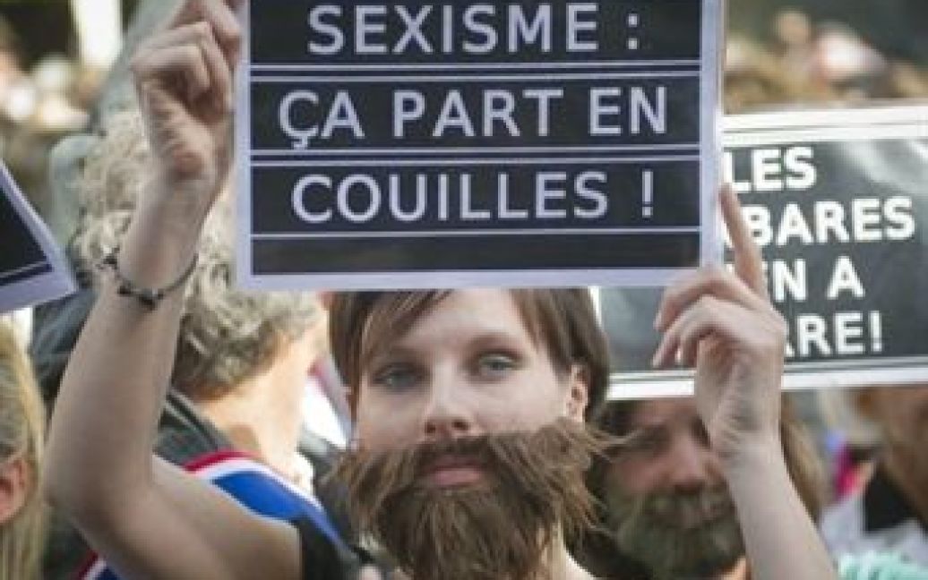Близько 3 тисяч феміністок вийшли на вулиці Парижа на акцію протесту проти "сексистських" коментарів у справі колишнього глави МВФ Домініка Стросс-Кана / © AFP