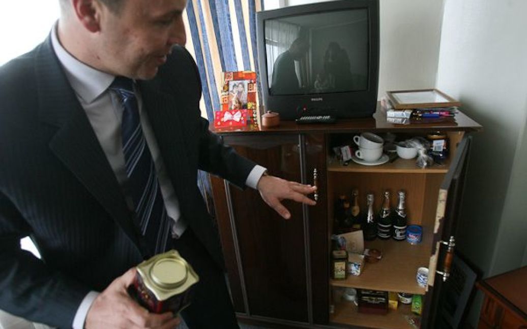 Чай, конфеты и печенье Парубий хранит под телевизором / © moscow-live.ru