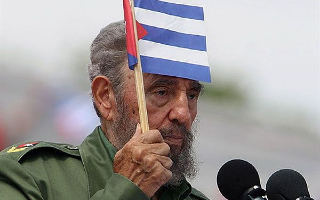 Лідер кубинської революції Фідель Кастро вийшов зі складу керівництва Компартії Куби і офіційно передав усю владу на Кубі своєму молодшому братові Раулю Кастро / © AFP