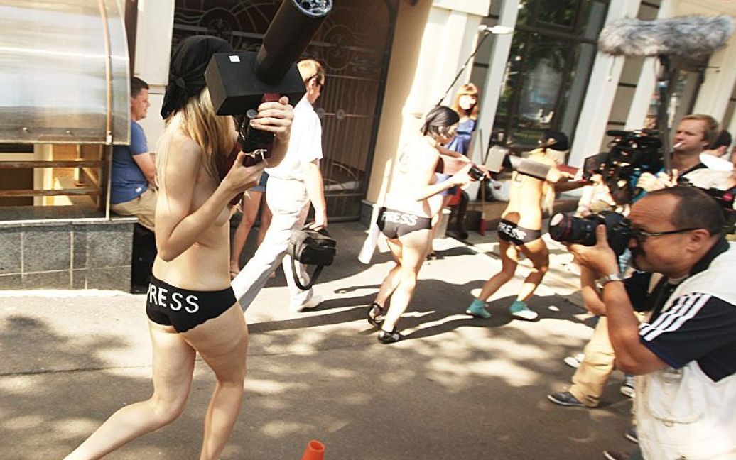 Жіночий рух FEMEN провів перед будівлею посольства Грузії в Україні топлес-протест "No pictures - no democracy" на захист грузинських фотографів, яких звинуватили у шпигунстві. / © 