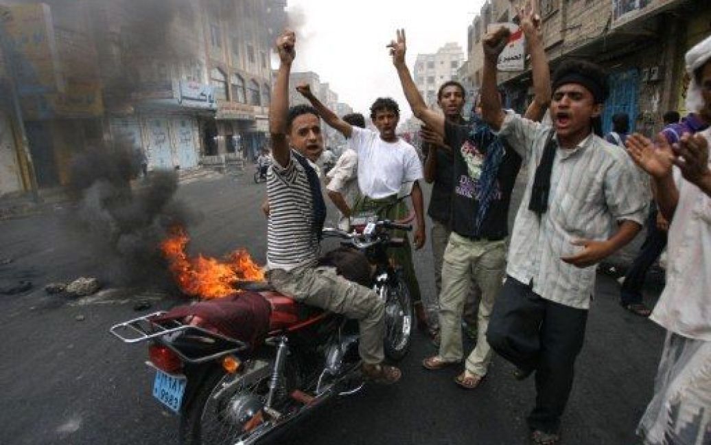 Ємен, Таїз. Єменська молодь викрикує гасла проти президента країни Алі Абдалли Салеха та блокує основні дороги в місті Таїз під час антиурядових протестів. Під час зіткнень між прихильниками опозиції та поліцією загинули 37 осіб. / © AFP