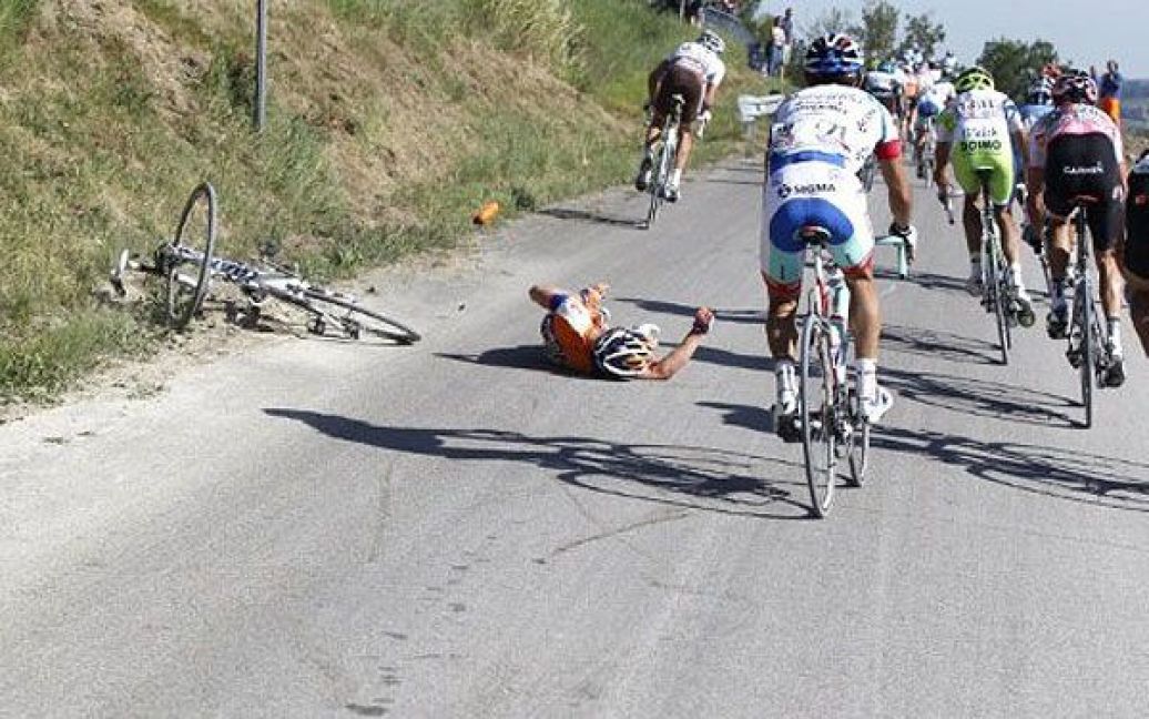 Італія, Ліворно. Голландський велосипедист Том Єлте Слагтер впав під час заїзду на п&rsquo;ятому етапі 94-ої велогонки "Giro d&#039;Italia". Слагтер впав за 15 км до фінішу і отримав медичну допомогу на місці. / © AFP
