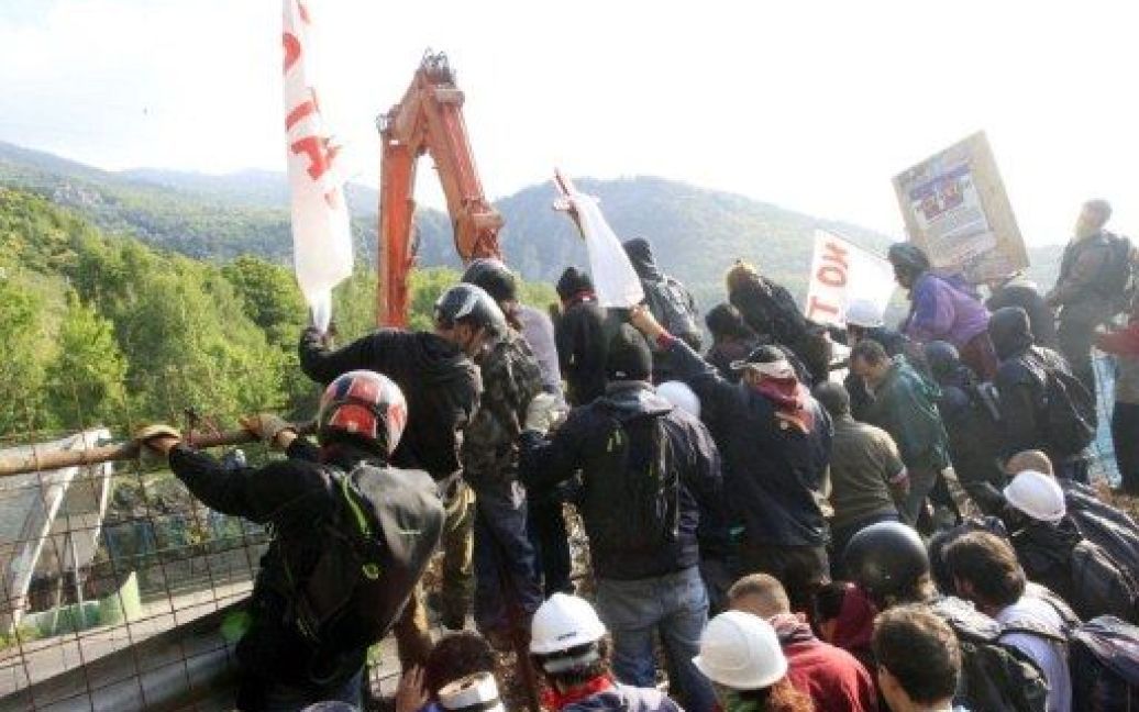 Сотні італійців, протестуючи проти будівництва залізниці, побилися з поліцією / © AFP