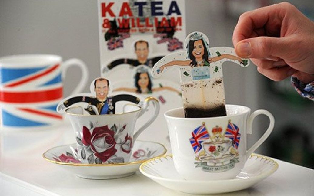 Німеччина, Гамбург. Пакетики чаю з портретами Кейт Міддлтон і британського принца Вільяма під назвою "Katea & William" випустили з нагоди їхнього весілля, яке відбудеться 29 квітня 2011 року у Вестмінстерському абатстві в Лондоні. / © AFP