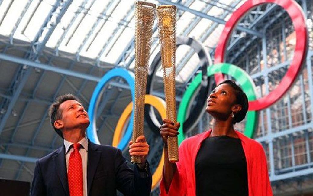 Великобританія, Лондон. Глава Олімпійського оргкомітету Себастьян Кое та колишній семи борець Деніз Льюіс презентували в Лондоні золотий олімпійський факел, який тисячі бігунів передаватимуть з олімпійським вогнем для Олімпійських ігор 2012 року в Лондоні. / © AFP