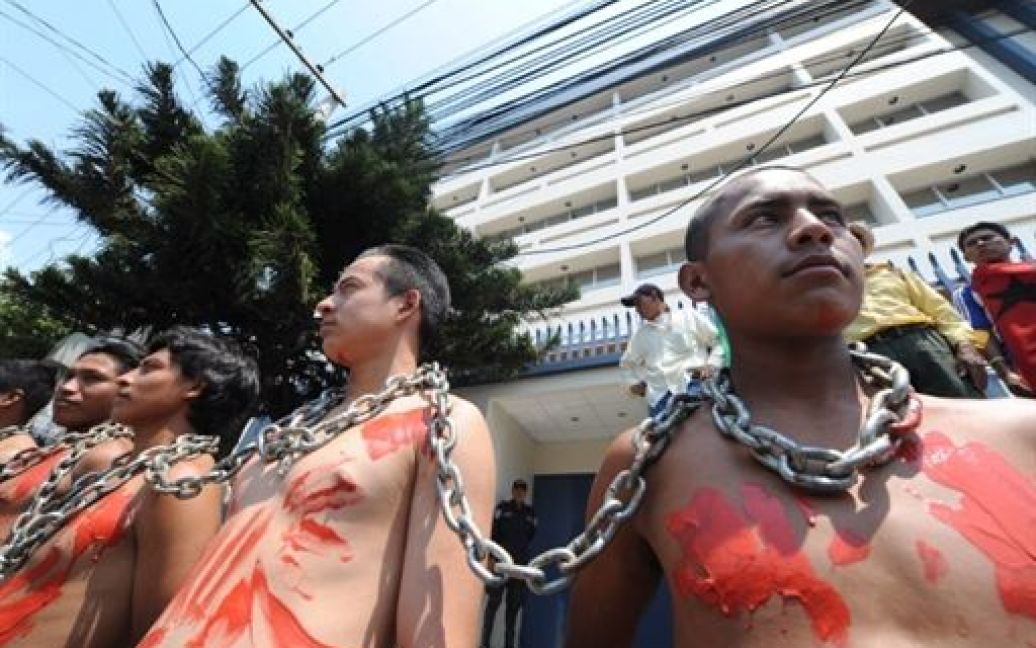 Гондурас, Тегусігальпа. Молоді активісти прикули себе під час протестів проти репресій з боку уряду Гондурасу, тиску на вчителів. / © AFP