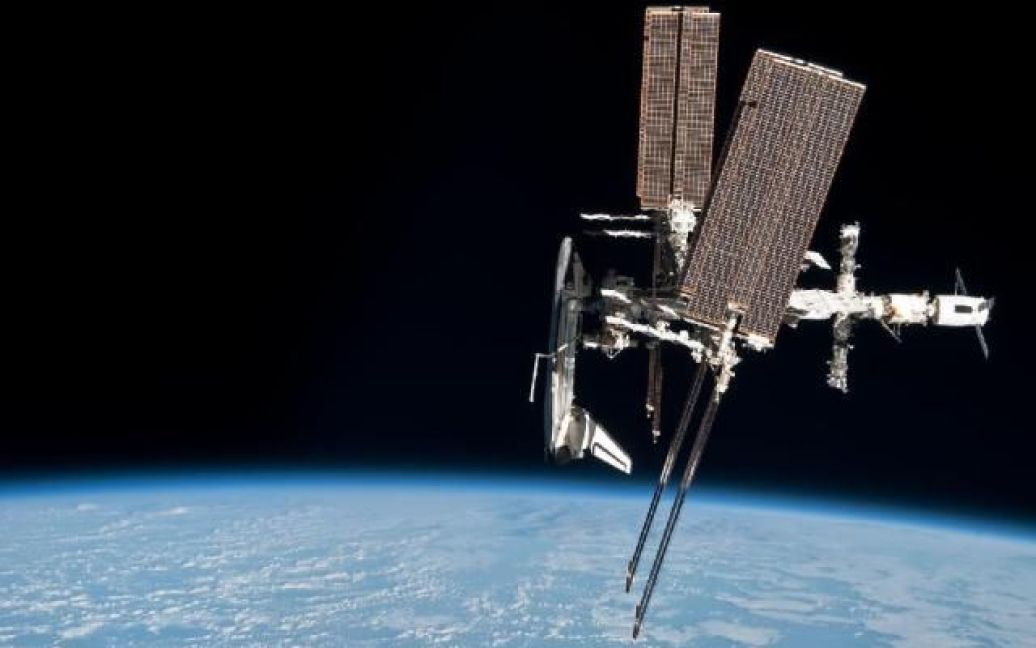 Італійський астронавт Паоло Несполі, порушивши правила безпеки, зробив дивовижні знімки пристикованого до МКС шатла Endeavour. / © NASA
