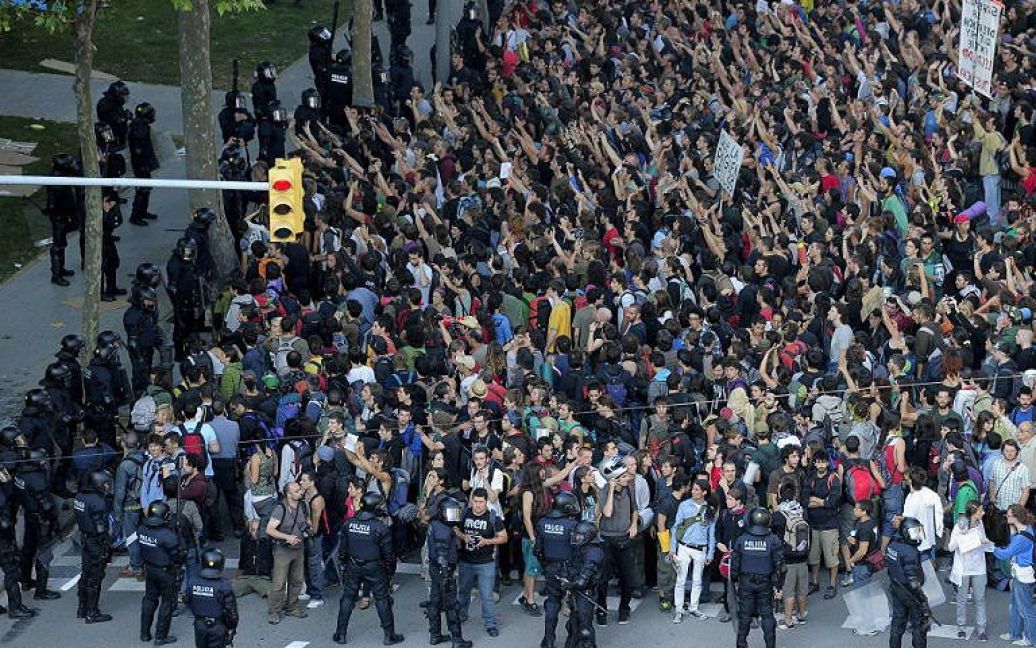 Іспанія, Барселона. Близько 2000 демонстрантів взяли участь в акції протесту проти економічної кризи в Іспанії і різкого зростання безробіття. Вони заблокували депутатам підхід до парламенту, поліція розігнала сотні демонстрантів. / © AFP
