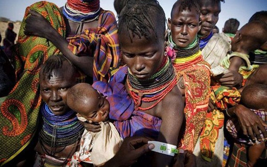 Кенія, Лодвар. Мешканці табору біженців чекають на їжу в центрі харчування поблизу Лодвара. Мільйони людей потерпають від суворої посухи, тисячі сомалійців вимушені покинути свою країну, мільйони людей потерпають від посухи у Кенії, Ефіопії і Джібуті. Фото AFP/ЮНІСЕФ/Кейт Холт / © AFP