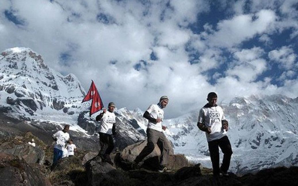 Непал, Каски. Учасники гімалайської експедиції беруть участь у марафоні на честь Моріса Херцога-покійного доктора Харки Гурунга. Перший базовий табір марафонців розташований на висоті 4700 метрів над рівнем моря. Переможець марафону подолав 42,196 км до Дхампуса за 4 години, 23 хвилини і 21 секунду. Фото AFP/Гімалайські експедиції / © AFP