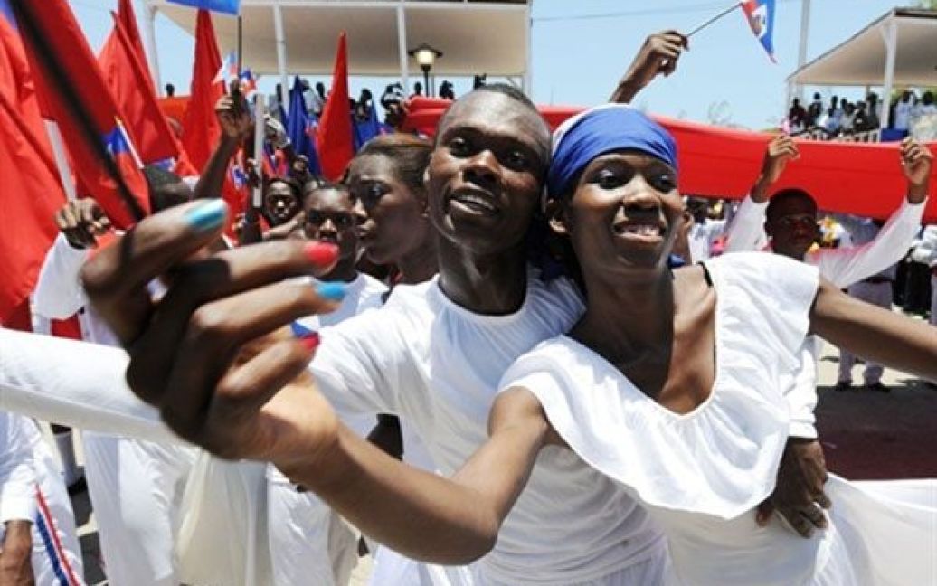 Гаїті. Люди танцюють під час святкування Дня гаїтянського прапора поблизу Порт-о-Пренс. / © AFP