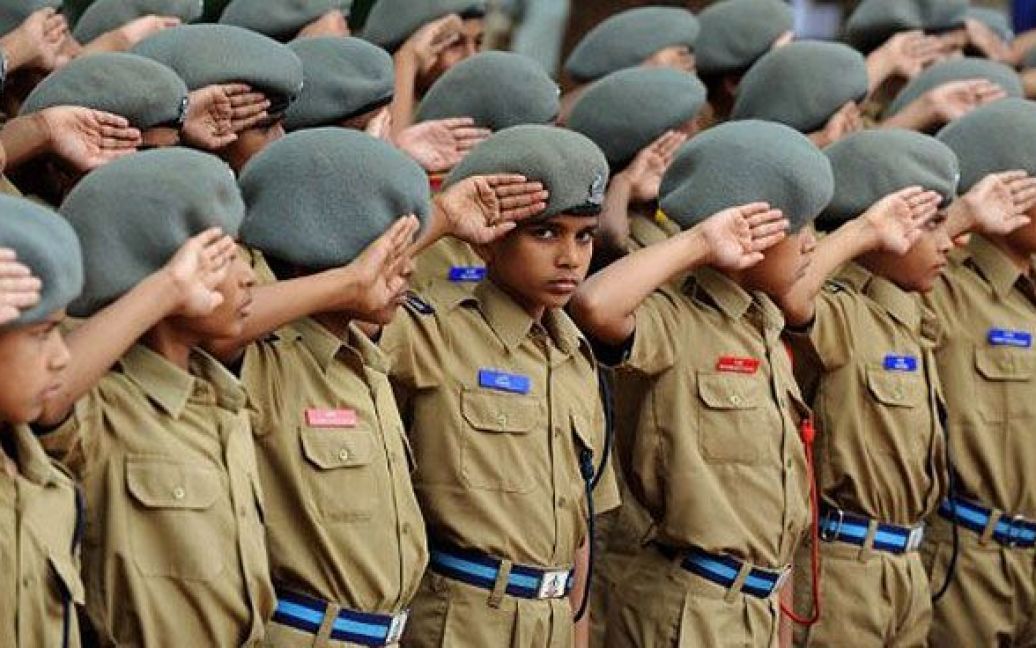 Індія, Бангалор. Члени Індійського національного кадетського корпусу салютують під час участі в церемонії "Прапори пошани", яка відбулася в Національному військовому меморіальному парку в Бангалорі. Церемонію провели на честь річниці "каргільської війни" між Індією і Пакистаном у 1999 році. / © AFP
