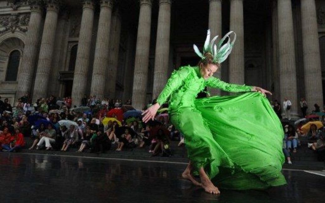 Великобританія, Лондон. Танцівниця з трупи Rambert виступає перед собором Святого Павла в центрі Лондона під час проведення Лондонського Сіті фестивалю. / © AFP