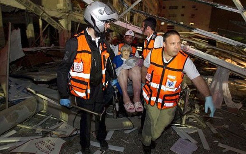 Ізраїль, Нетанія. Поранену людину виносять з пошкодженого будинку, який постраждав від вибуху газу, який стався в ізраїльському місті Нетанія. В результаті вибуху, загинули щонайменше три людини, десятки отримали поранення. / © AFP