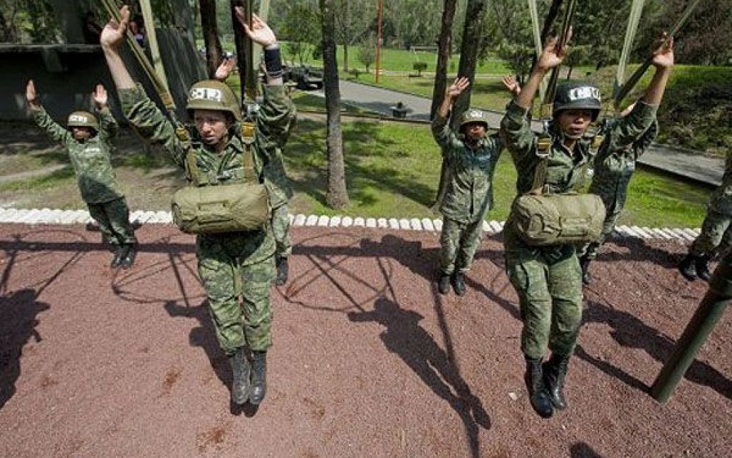 Мексика, Мехіко. Мексиканські жінки-військовослужбовці проходять навчання на десантників у військовому таборі в Мехіко. Попередній випуск жінок-десантників відбувся в академії 22 роки тому, наразі нова партія з 71 жінок-військовослужбовців готується до свого першого стрибка. / © AFP