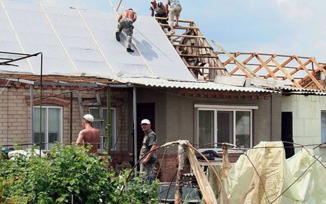 В Костянтинівці (Запорізька область) ураган позривав дахи з десятків будинків / © УНІАН