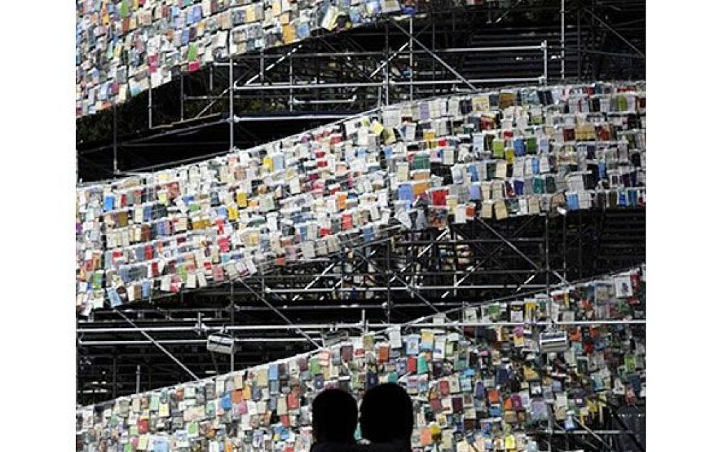 В якості будівельного матеріалу для Вавілонської вежі в Буенос-Айресі використали тисячі книжок на всіх мовах світу. / © AFP