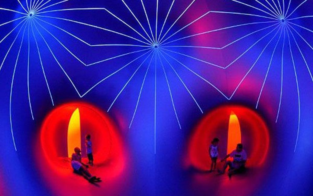 Чехія, Прага. Люди роздивляються світлову інсталяцію "Mirazozo luminarium", створену групою архітекторів "Архітектори повітря" (Architects of Air) в Празі. / © AFP