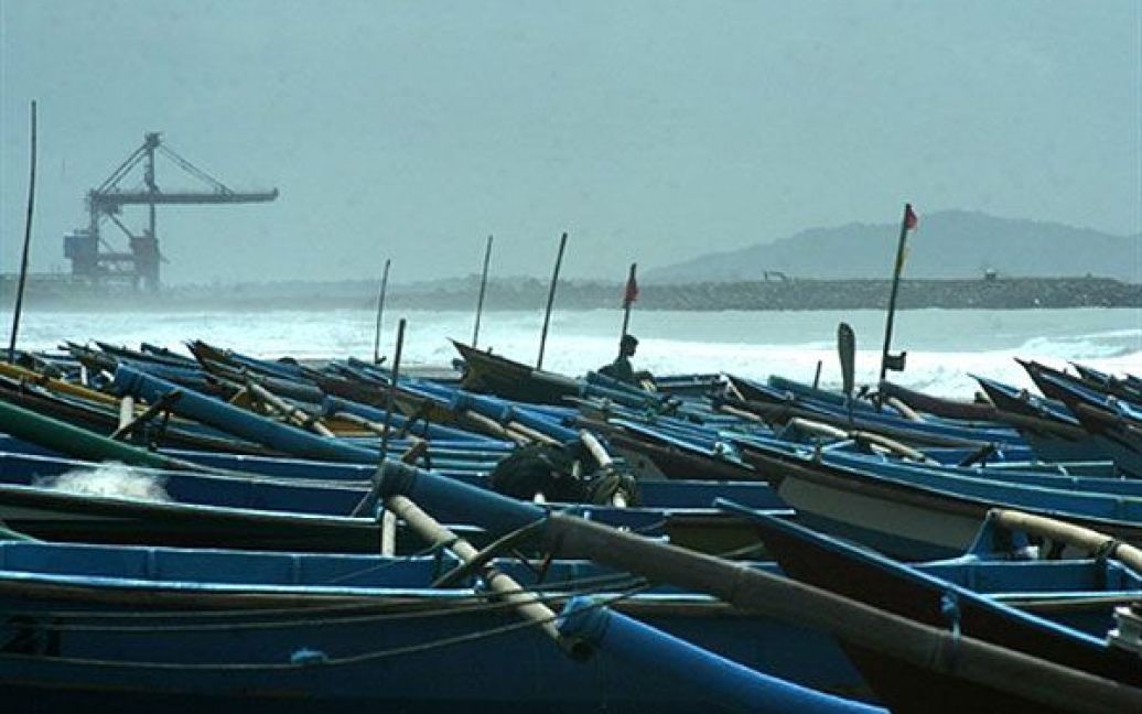 Індонезія, Кілакап. Рибальські човни на березі Кілакап. Рибалок попередили триматися подалі від відкритого моря через землетрус з епіцентром в Індійському океані. / © AFP