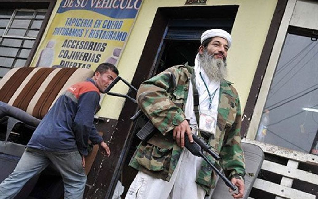 Колумбія, Богота. Колумбійський шанувальник вбитого лідера "Аль-Каїди" Усами бен Ладена Хасмет Хічстер Лондоно вже протягом семи років намагається у всьому повторювати свого куміра. / © AFP