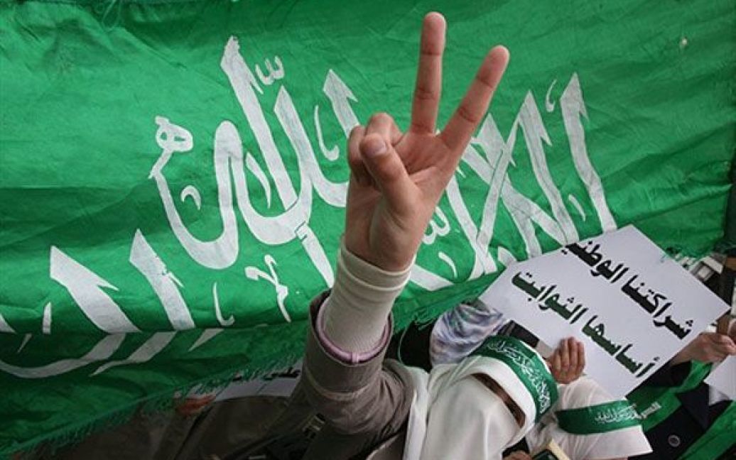 Хеврон. Палестинські прихильники ісламістського руху "Хамас" святкують на Західному березі Хеврон примирення і підписання угод рухами-суперниками ХАМАС і ФАТХ, яке відбулось у Каїрі. / © AFP