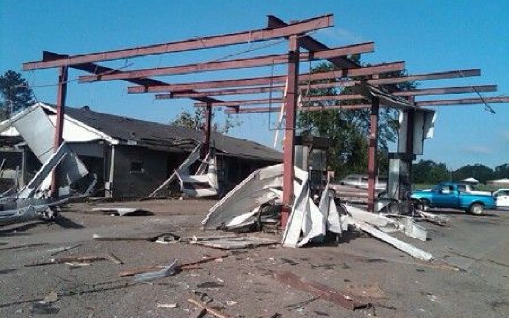 На Середній Захід США обрушився руйнівний торнадо, в результаті якого понад 30 людей загинули. / © neshobademocrat.com