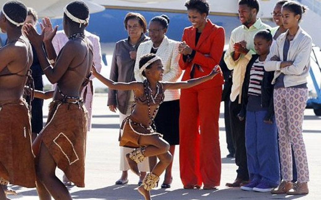 Ботсвана, Габороне. Першу леді США Мішель Обаму з дочками зустрічають традиційні танцюристи. / © AFP