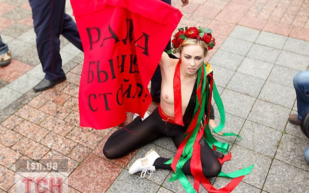 Активістки FEMEN влаштували під Верховною радою топлес-протест "Депутат, не бикуй!" проти пенсійної реформи. / © 