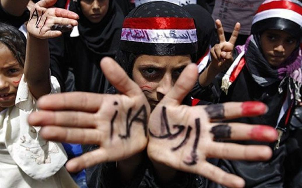 Ємен, Сана. Антиурядовий демонстрант показує долоні із закликом до повалення президента Ємену Алі Абдалли Салеха під час демонстрації в Сані. / © AFP