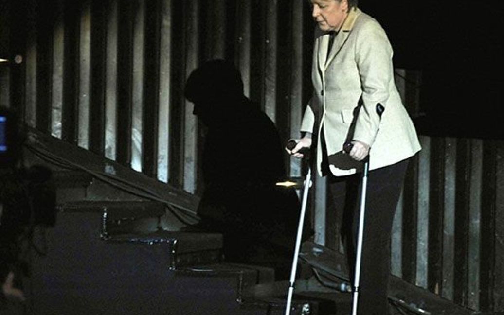 Німеччина, Ганновер. Федеральний канцлер Німеччини Ангела Меркель пересувається за допомогою милиць після операції на меніску та лівому коліні. / © AFP