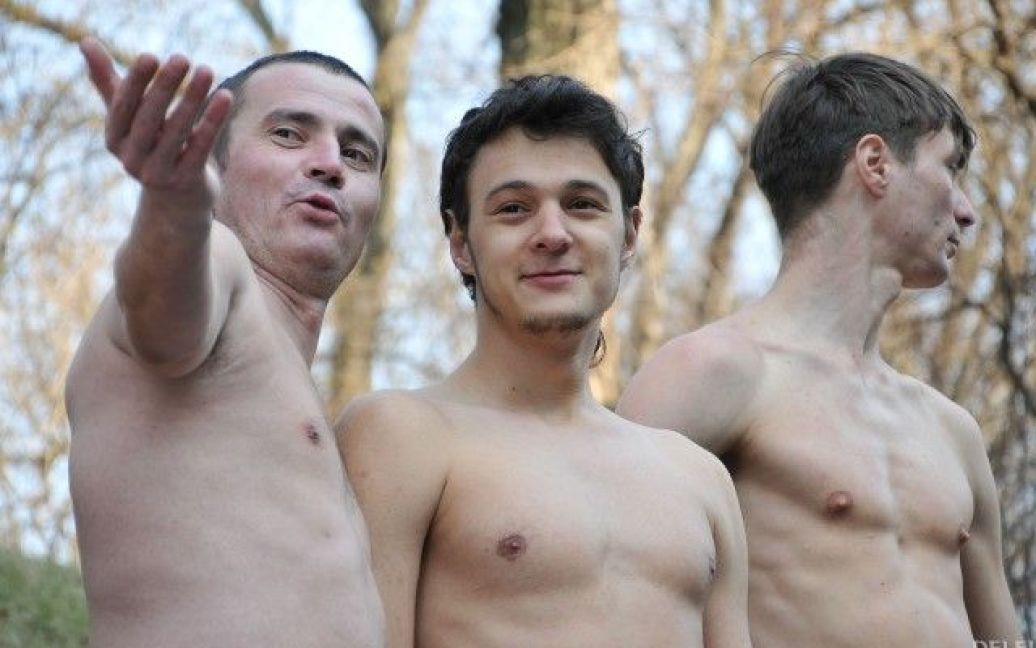Під час флешмобу, в якому взяли участь близько 20 чоловіків, вони оголилися до пояса / © DELFI