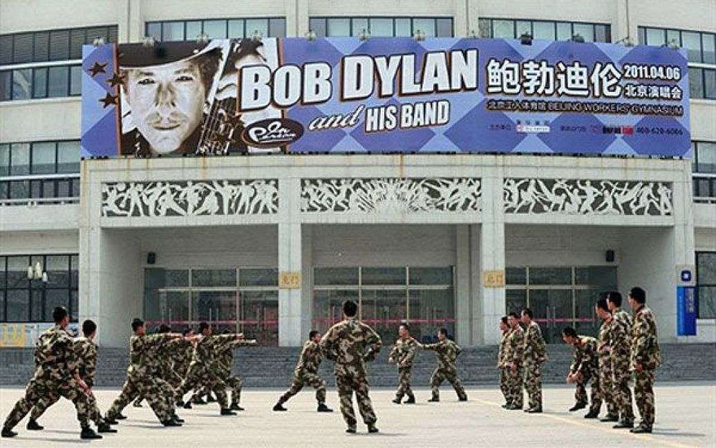 Китай, Пекін. Китайські військові проводять навчання перед концертним залом, де вперше у Китаї виступить американська музична легенда Боб Ділан. / © AFP