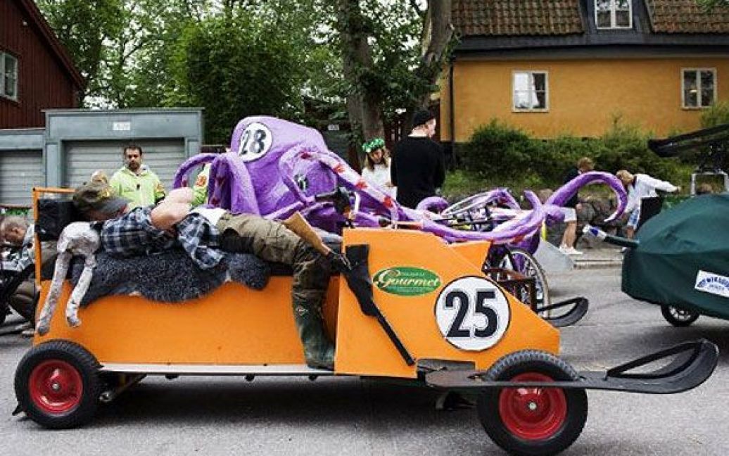 В Стокгольмі провели перегони на саморобних "мильницях" Stockholm Red Bull Soapbox 2011. / © AFP