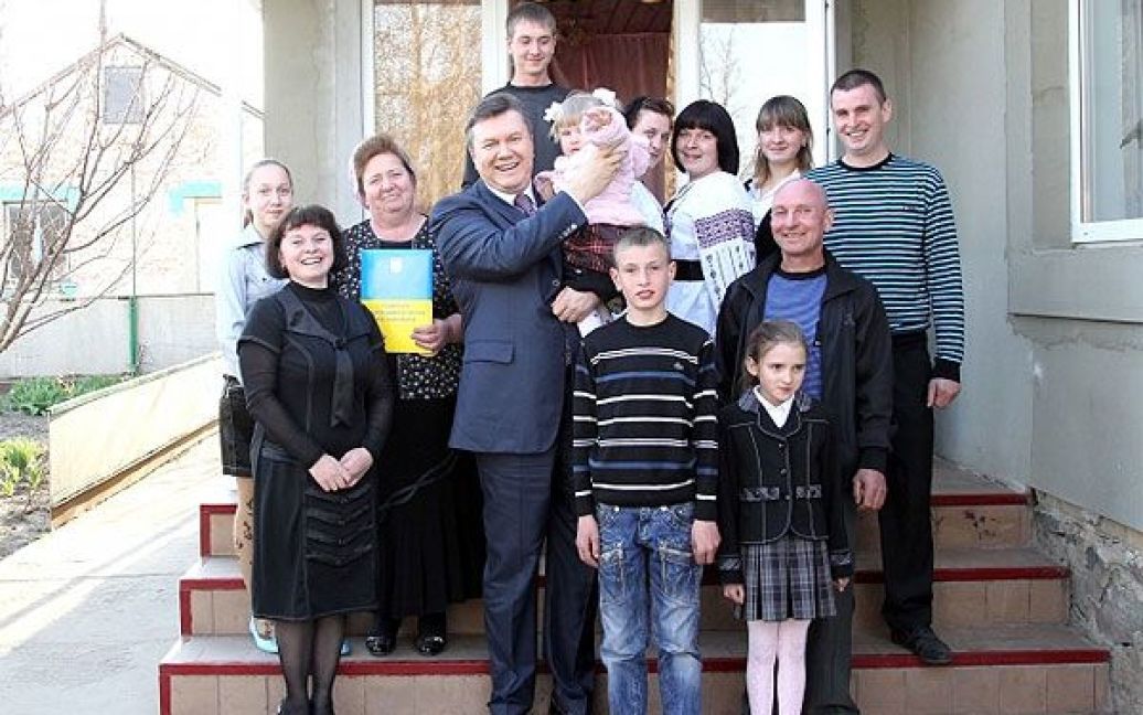 Янукович вручив Григорію Паламарчуку документи на автомобіль та мінітрактор. / © President.gov.ua